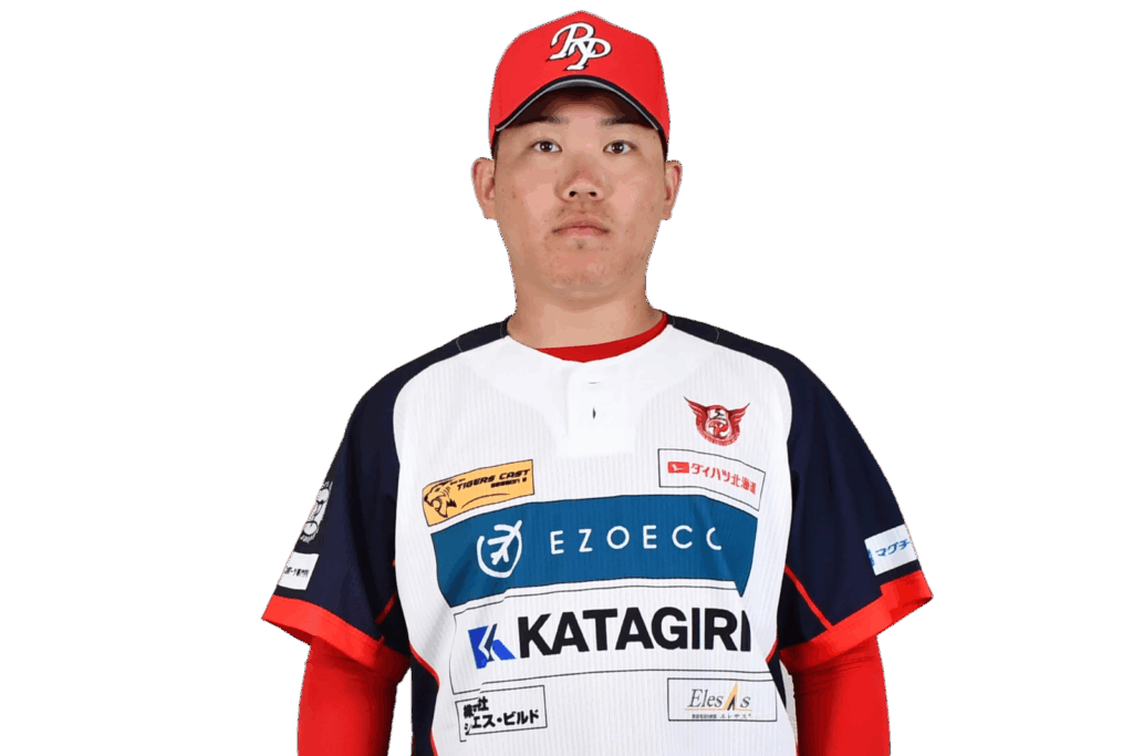 背番号16の山口　覚貴選手がユニフォーム姿で正面を向いている